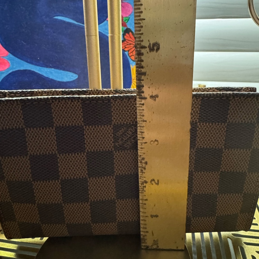 Louis Vuitton
Damier Ebene Pattern Coated Canvas Marais Bucket Pouch - Picture 7 of 8